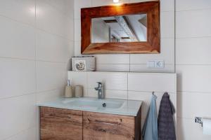a bathroom with a sink and a mirror at gemütliche Ferienwohnung in Seenähe in Neustrelitz +21 photos