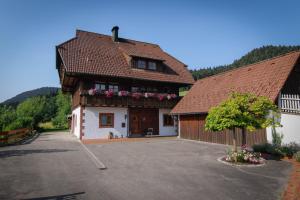 a building with flowers on the front of it at Ferienwohnung Maulbetsch in Alpirsbach