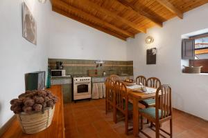 a kitchen with a table and chairs and a stove at Casa Fagundo 84 in Alajeró