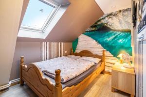 a bedroom with a painting of a river at Ferienwohnung am Töschenbach in Hennstedt