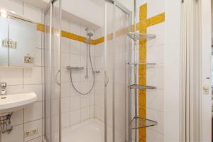 a bathroom with a shower and a sink at Ferienwohnung am Bloschk in Schwielochsee +20 photos