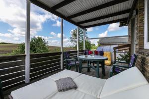 a screened in porch with a table and chairs at Ferienwohnung Devich in Oersberg