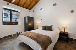 a bedroom with a large bed and a window at Casa Fagundo 84 in Alajeró