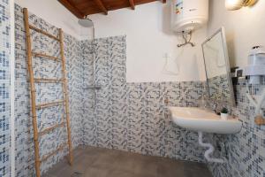 a bathroom with a sink and a mirror at Casa Fagundo 84 in Alajeró +37 photos