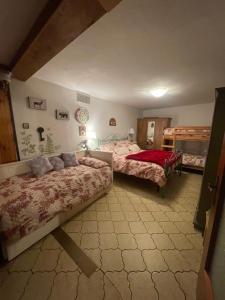 a bedroom with two beds in a room at Casa Fiore in Borgo Capanne