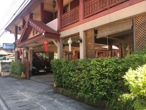 迈萨良趣客瓦萨纳旅馆的街道前有树 ⁇ 的建筑物