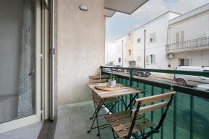 a balcony with a table and chairs on a balcony at Casa di Titina a Otranto in Otranto