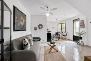 a living room with a couch and a tv at Appartment Patricia in Orba