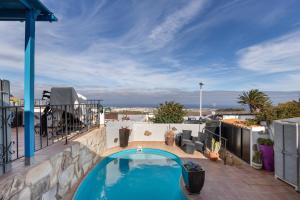 eine Terrasse mit Swimmingpool auf einem Balkon in der Unterkunft Loft Lisara y Limami in Telde