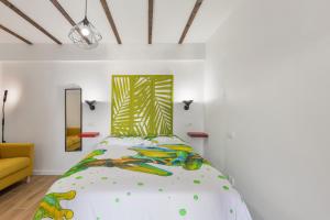 ein Schlafzimmer mit einem Bett und einem gelben Sofa in der Unterkunft Loft Lisara y Limami in Telde + 43 Fotos