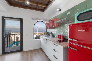 ein roter Kühlschrank in einer Küche mit Fenster in der Unterkunft Loft Lisara y Limami in Telde