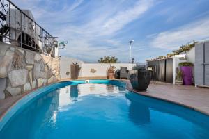 ein Swimmingpool im Hinterhof eines Hauses in der Unterkunft Loft Lisara y Limami in Telde