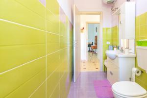 a bathroom with a toilet and a sink at Casale siculo in Avola