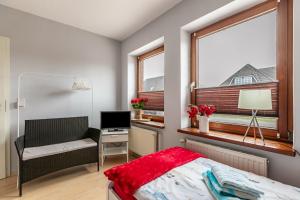 a bedroom with a bed and a desk and a window at Ferienwohnung Davio in Lohe-Rickelshof