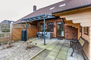 a pergola on a house with a patio at Ferienwohnung Davio in Lohe-Rickelshof