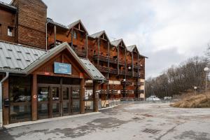 an exterior view of a large wooden building at Valloire - Appartement avec piscine in Valloire
