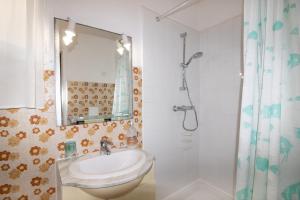 a bathroom with a sink and a shower at Studio pieds dans l'eau in Grosseto-Prugna +19 photos