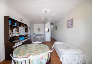 a living room with a table and a couch at Studio pieds dans l'eau in Grosseto-Prugna