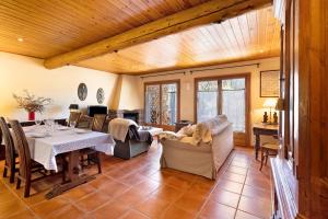 a dining room with a table and some chairs at Mas Cal Gintó in Das