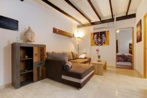 a living room with a couch and a chair at Casa Alexis in Lajita