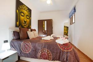 a bedroom with a bed with a large headboard at Casa Alexis in Lajita