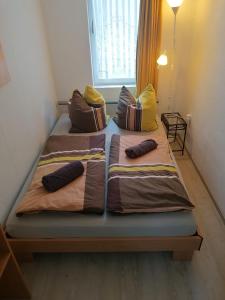 two beds sitting next to each other in a room at Ferienhaus Schatz in Siedlung Schönwalde