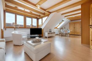 a living room with white furniture and large windows at Hannover Südstadt-Perle in Hannover