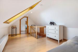 a bedroom with a white dresser with a cat sitting on it at Hannover Südstadt-Perle in Hannover