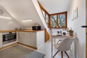 a kitchen with a table and a counter top at Hannover Südstadt-Perle in Hannover