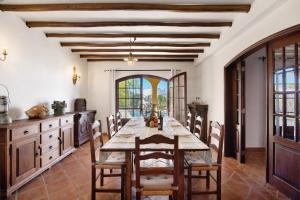 a dining room with a long table and chairs at Villa Rústica in Albufeira