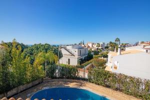 an aerial view of a house with a swimming pool at Villa Rústica in Albufeira