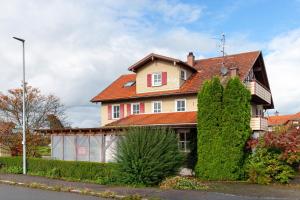 a large house with a red roof at Ferienwohnungen Annamaria in Leutkirch im Allgäu