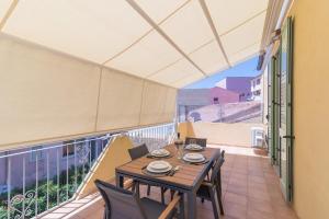 a balcony with a table and chairs on a balcony at Maison Chloe 2 in La Maddalena