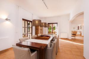 a dining room with a table and chairs at Villa Font de sa Cala in Font de Sa Cala