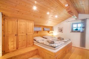 a bedroom in a log cabin with a bed at Ferienwohnung Rauschberg in Ruhpolding