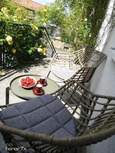 a chair with a table and a bowl of fruit on it at Lichte Wohnung zum Wohlfühlen in Bastheim