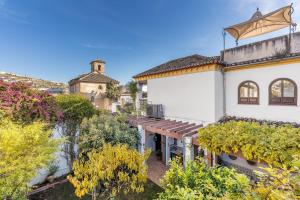 an aerial view of a house with a garden at Carmen San Andrés in Granada