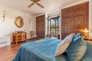 a bedroom with a bed with a blue blanket at Carmen San Andrés in Granada