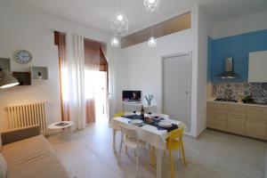 a kitchen and living room with a table and chairs at Casa Vacanze Nike a Otranto in Otranto