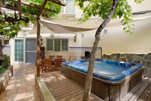 a hot tub in the middle of a patio at Carmelo y Carmela 1 in Teror