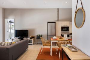 a living room with a couch and a table at Urban Park Girasol in Los Llanos de Aridane