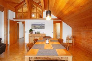 a dining room with a table and a kitchen at Ferienwohnungen Annamaria in Leutkirch im Allgäu