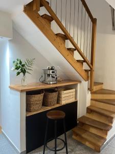 a stairwell with a wooden shelf and a stool at Wohnung mit Dachterasse in Absberg
