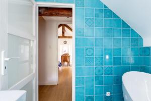 a blue tiled wall in a room with a hallway at Chambre d'hôtes Kerdary in Nivillac