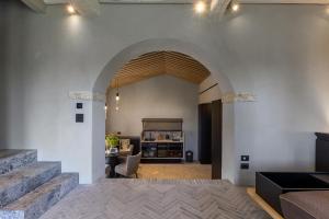an archway in a building with a kitchen in the background at Suite Deluxe Torre in San Gimignano