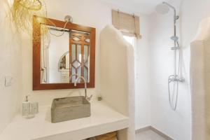 a bathroom with a mirror and a sink at El Refugio de Churchill in Máguez +17 photos