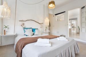 a bedroom with two beds with towels on them at El Refugio de Churchill in Máguez