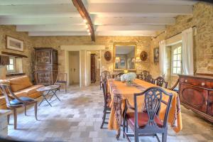 a dining room with a table and chairs at Le Bel Prat in Domme