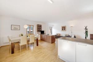 a kitchen and dining room with a table and chairs at Appartement Wielander A Ost in Laces