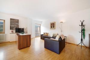 a living room with a couch and a tv at Appartement Wielander A Ost in Laces